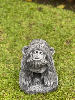 Affe, Hände vor die Augen haltend, 25 cm Höhe 